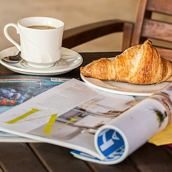 Les Cafés des Petits Villages de France: Où Savourer les Meilleurs Croissants